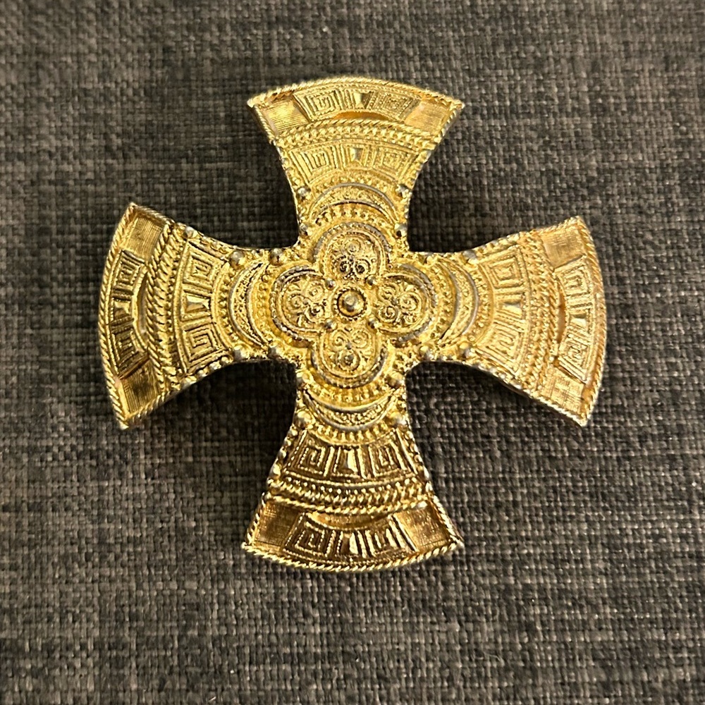 VINTAGE ACCESSOCRAFT NYC MALTESE CROSS BROOCH GOLD TONE FINISH - SIGNED